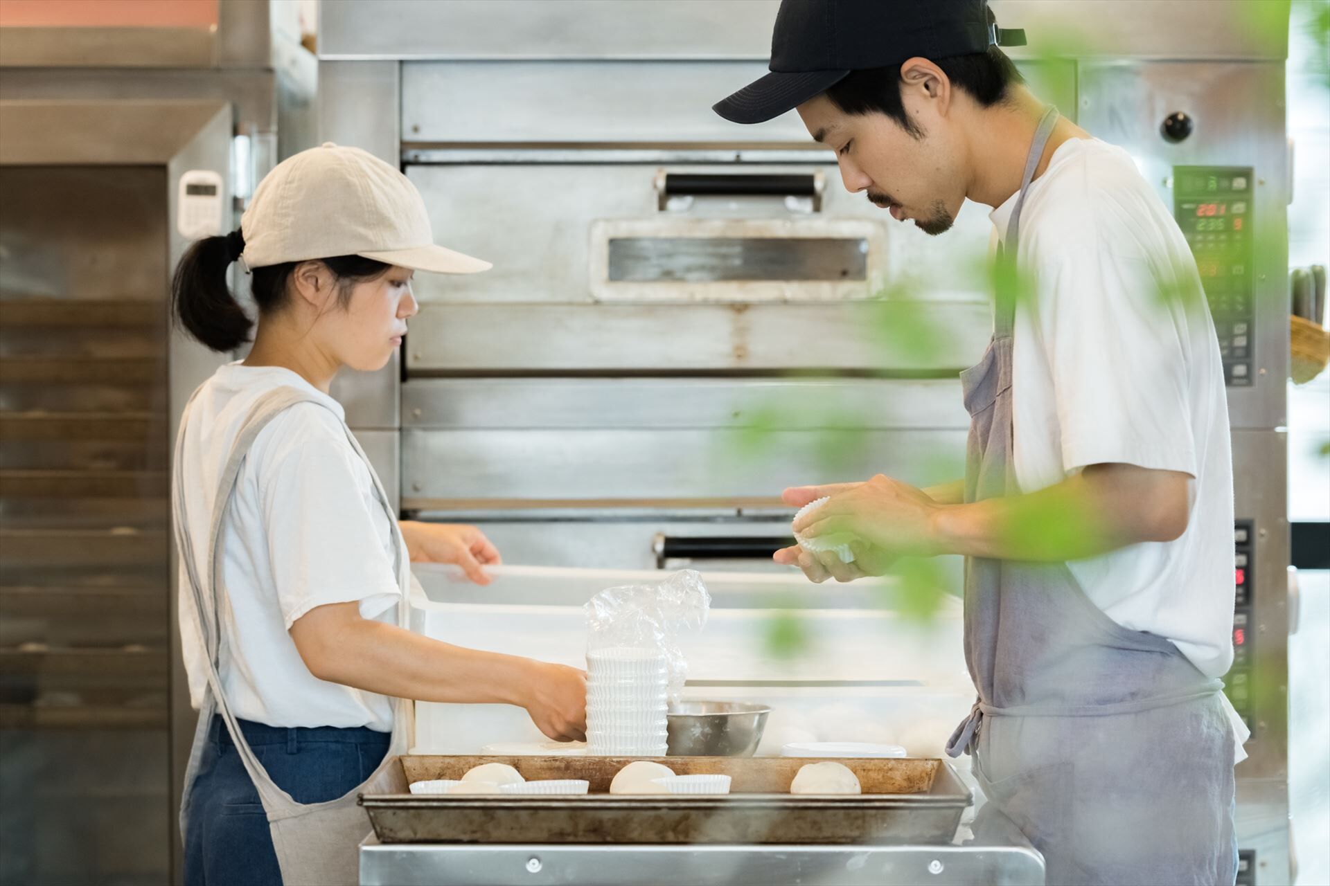 パンをこねるスタッフ