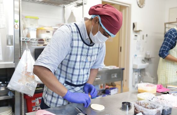 送迎付きでパンの製造・販売等からダウン症の個性を伸ばす | 富谷市の障害者就労継続支援B型なら「あいの郷」